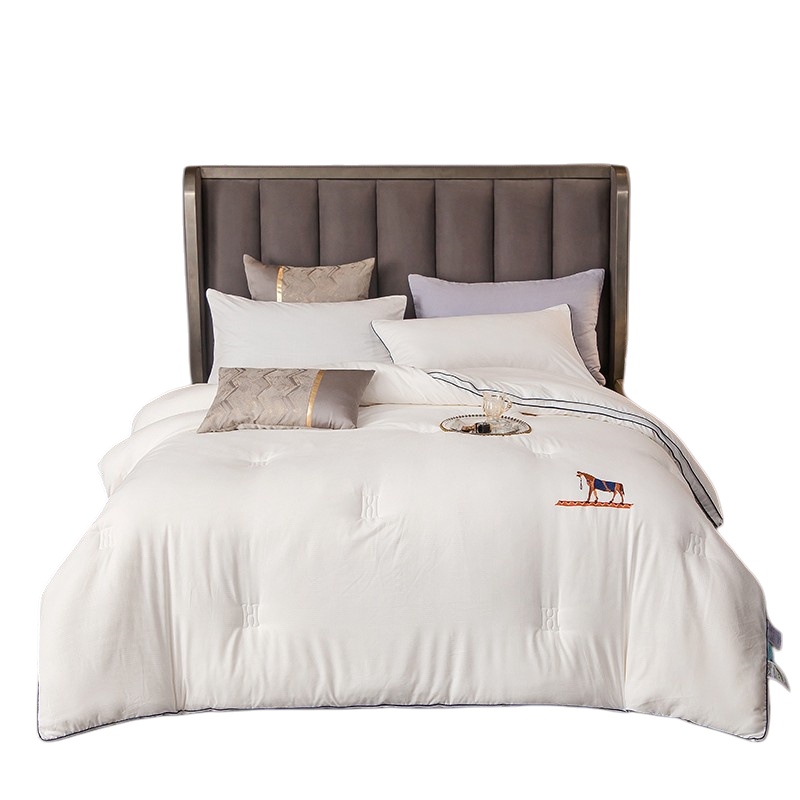 伊伊爱 BZ0TDC2100842 甄柔棉雕花大豆秋冬被 220*240cm （单位：条） 御马本白